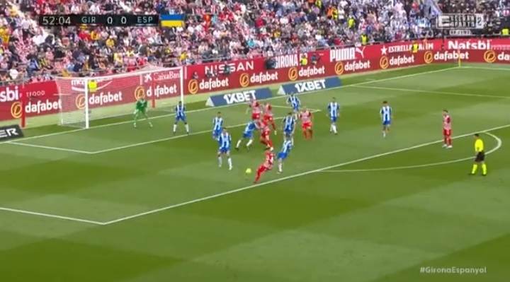 Piękny gol w derbach Katalonii! Obrońca idealnie huknął z powietrza [WIDEO]