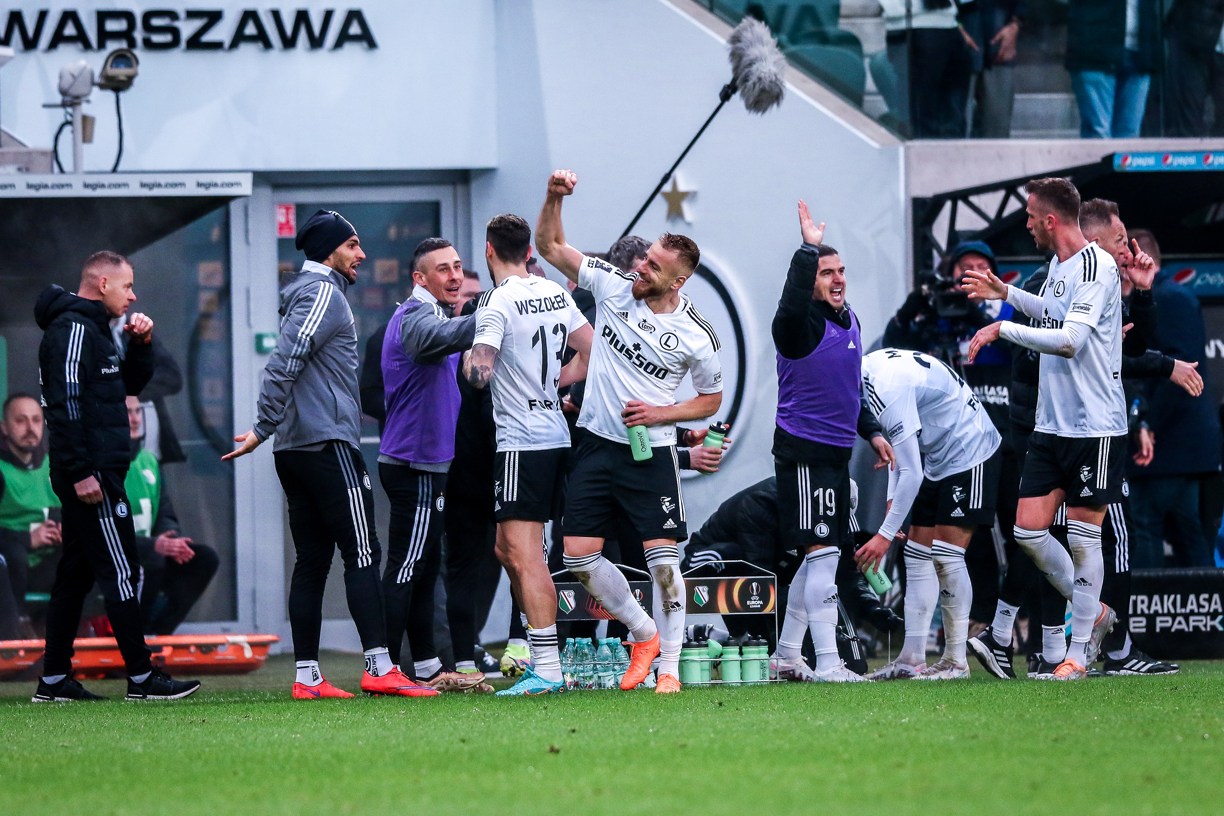Legia pokonała Raków w hicie Ekstraklasy! Stołeczni nie odpuszczają w walce o mistrzostwo [WIDEO]