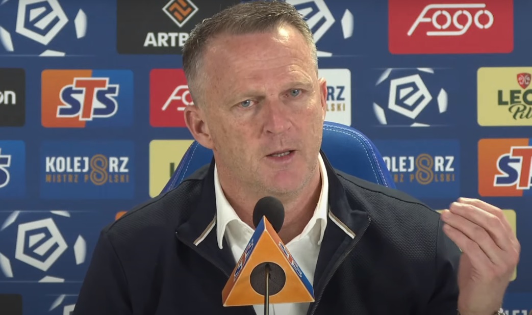"Sposób, w jaki ten człowiek prowadzi mecze Lecha, to katastrofa". Van den Brom nie wytrzymał na konferencji
