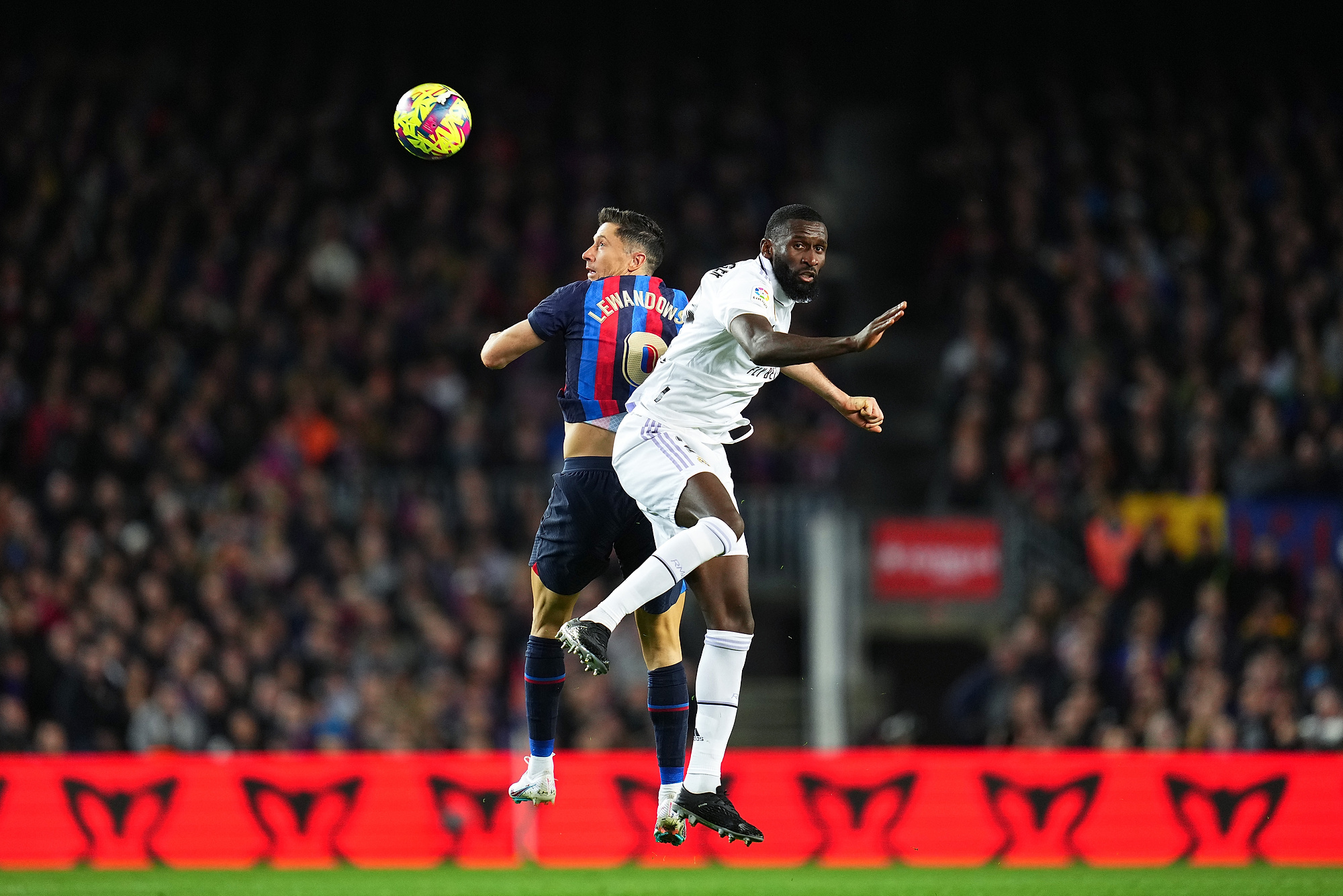Wzmocnienie Realu Madryt przed El Clasico. Podstawowy zawodnik ma być gotowy do gry na Camp Nou