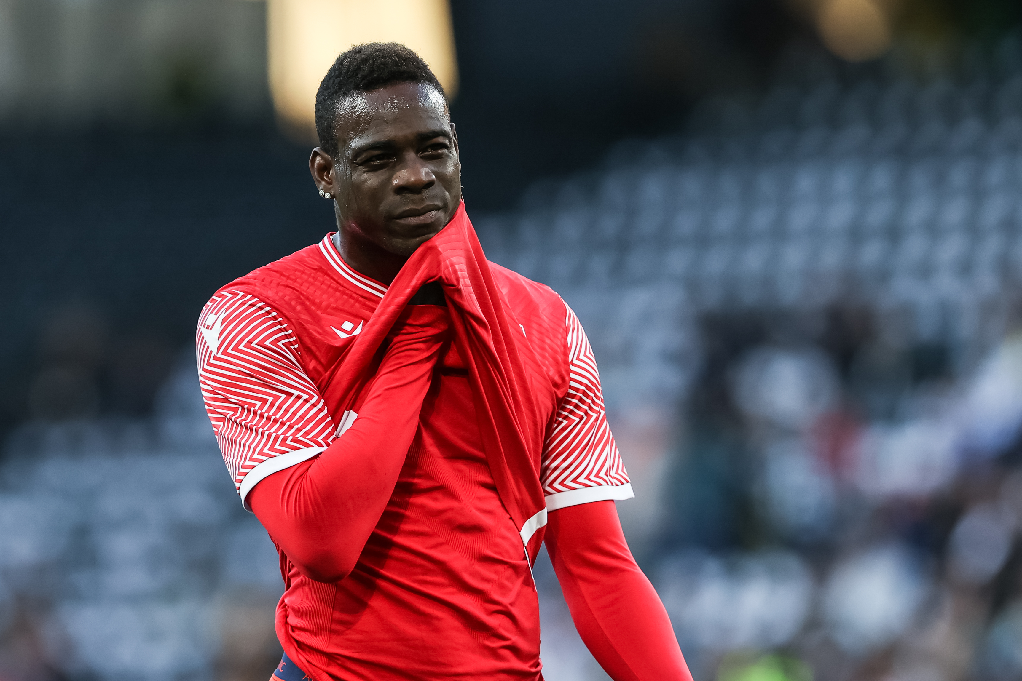 "Nie wiem, w jakiej mafii jesteście". Balotelli szokuje. Kibice palą koszulkę, on się wścieka