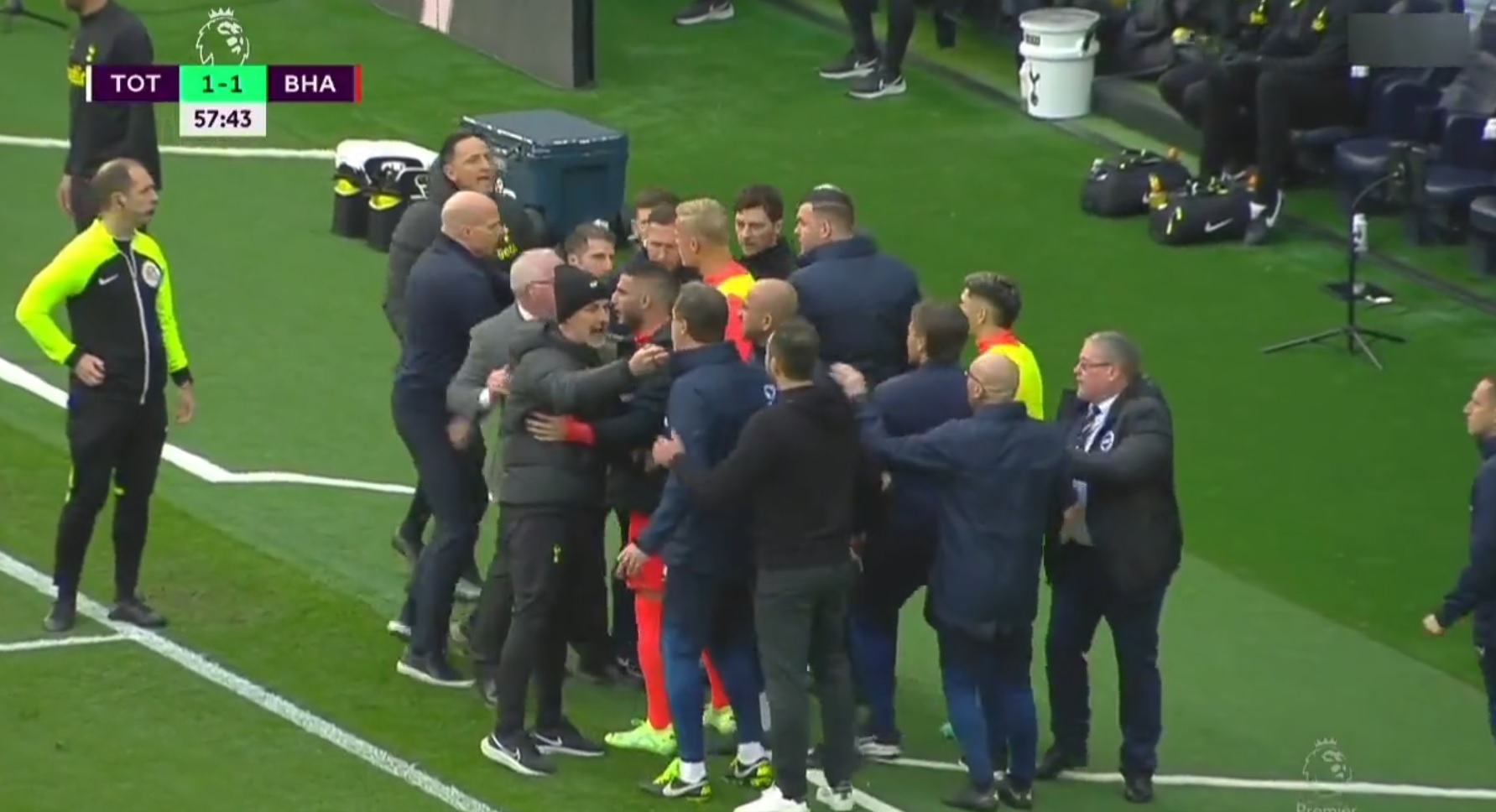 Wielka awantura w Premier League, obaj trenerzy z czerwonymi kartkami! Harry Kane bohaterem Tottenhamu [WIDEO]