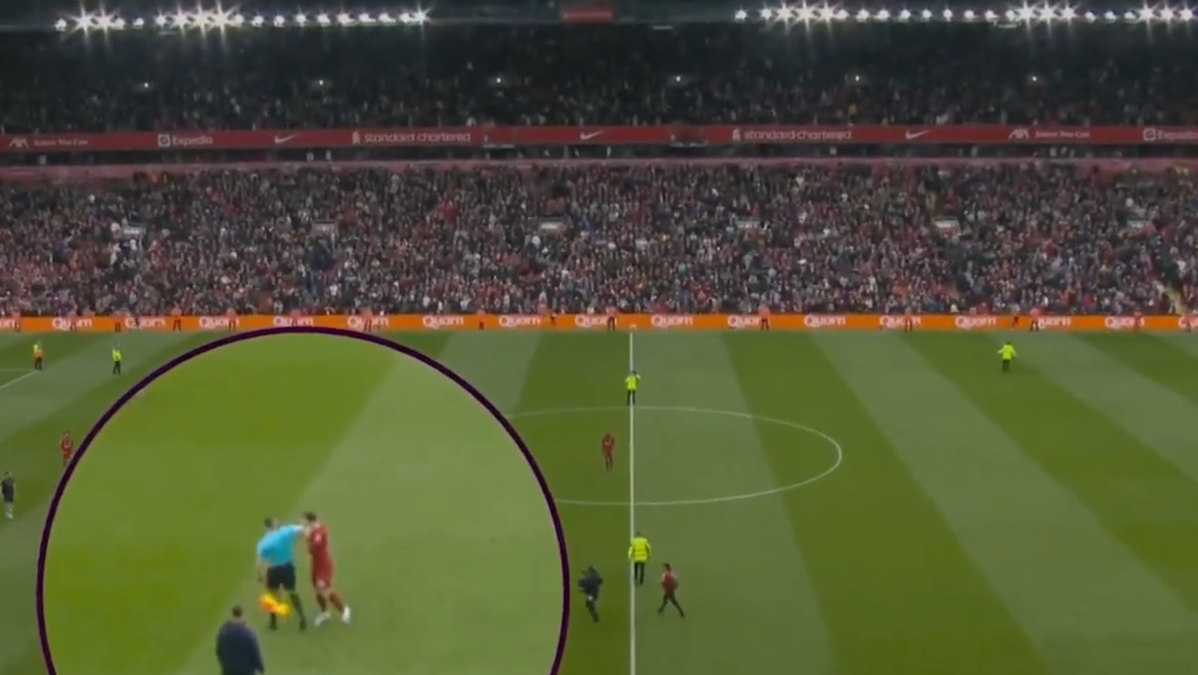 Angielski arbiter uderzył zawodnika Liverpoolu. Kolegium Sędziów już podjęło decyzję. Są duże znaki zapytania