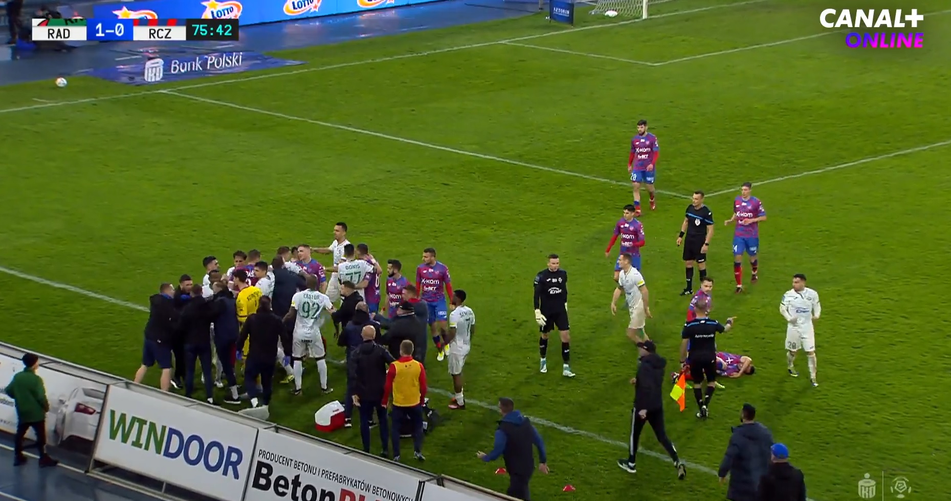 Raków Częstochowa znów stracił punkty w Ekstraklasie! Wielka awantura po nieuznanym golu Radomiaka [WIDEO]