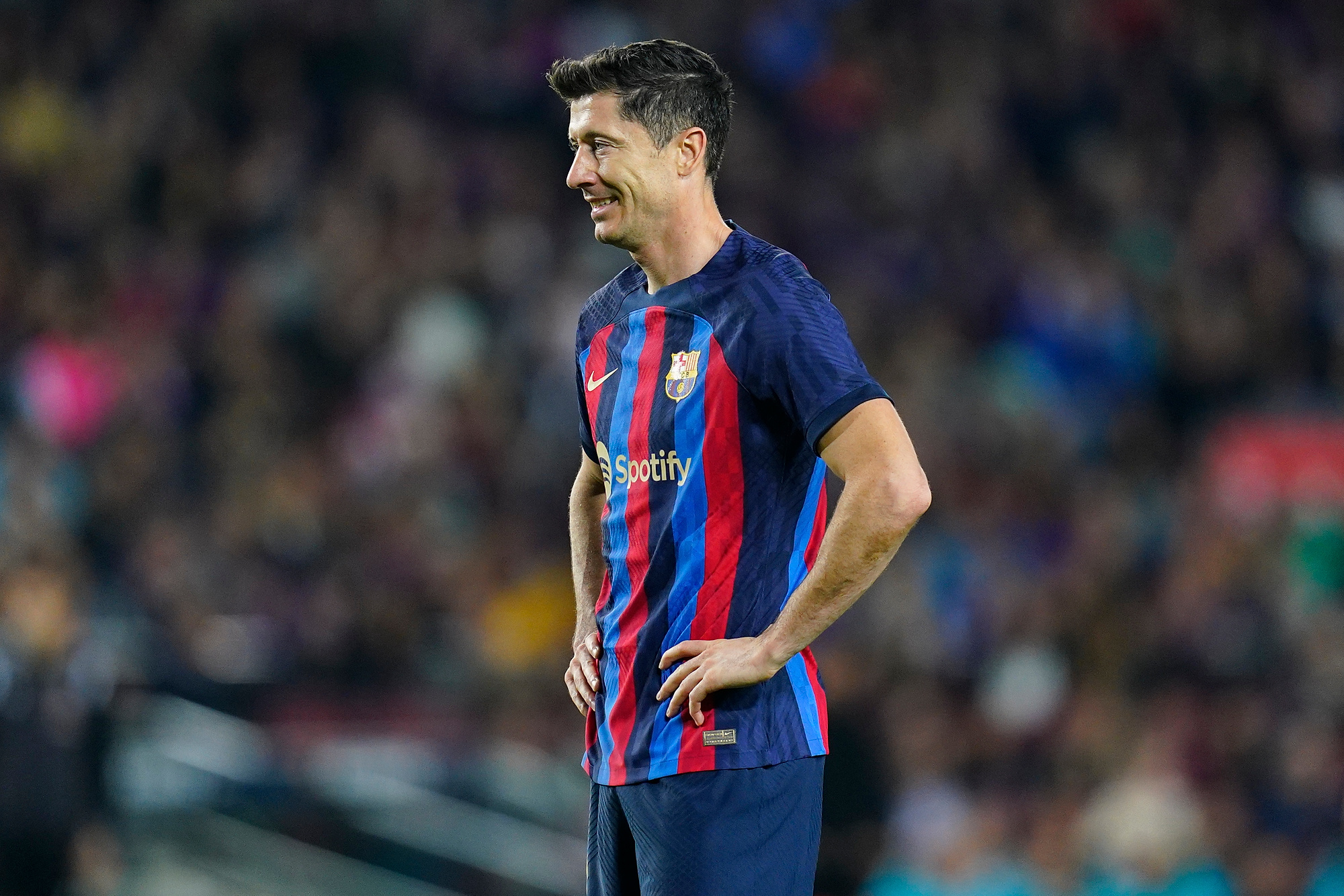 Kontuzja Lewandowskiego? Niepokojący widok na Camp Nou. "Coś jest bardzo nie tak. Ewidentnie ma problemy"