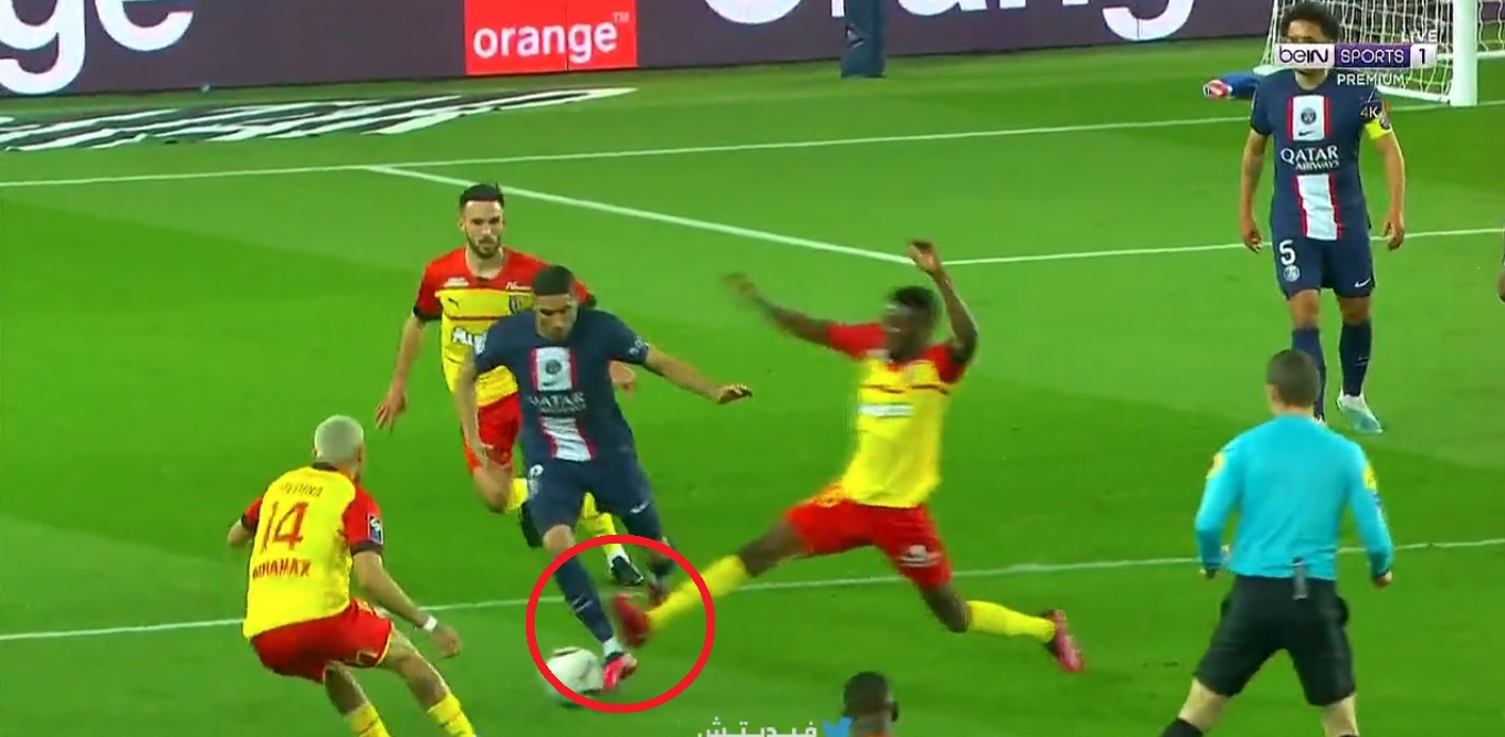 W hicie Ligue 1 zatrzeszczały kości. Piłkarz Lens wyrzucony z boiska za brutalny faul na Hakimim