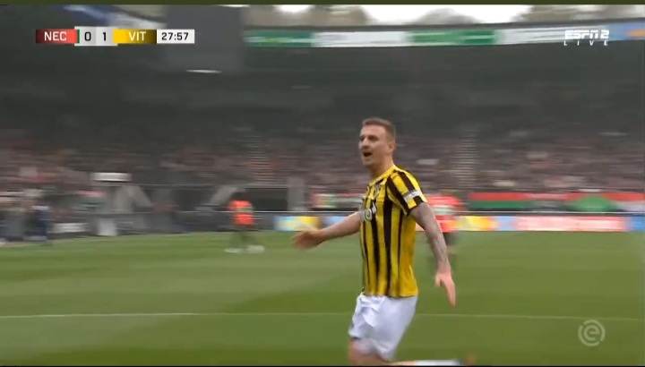 Gol Kacpra Kozłowskiego w Eredivisie! Wykorzystał fatalny błąd byłego bramkarza FC Barcelony [WIDEO]