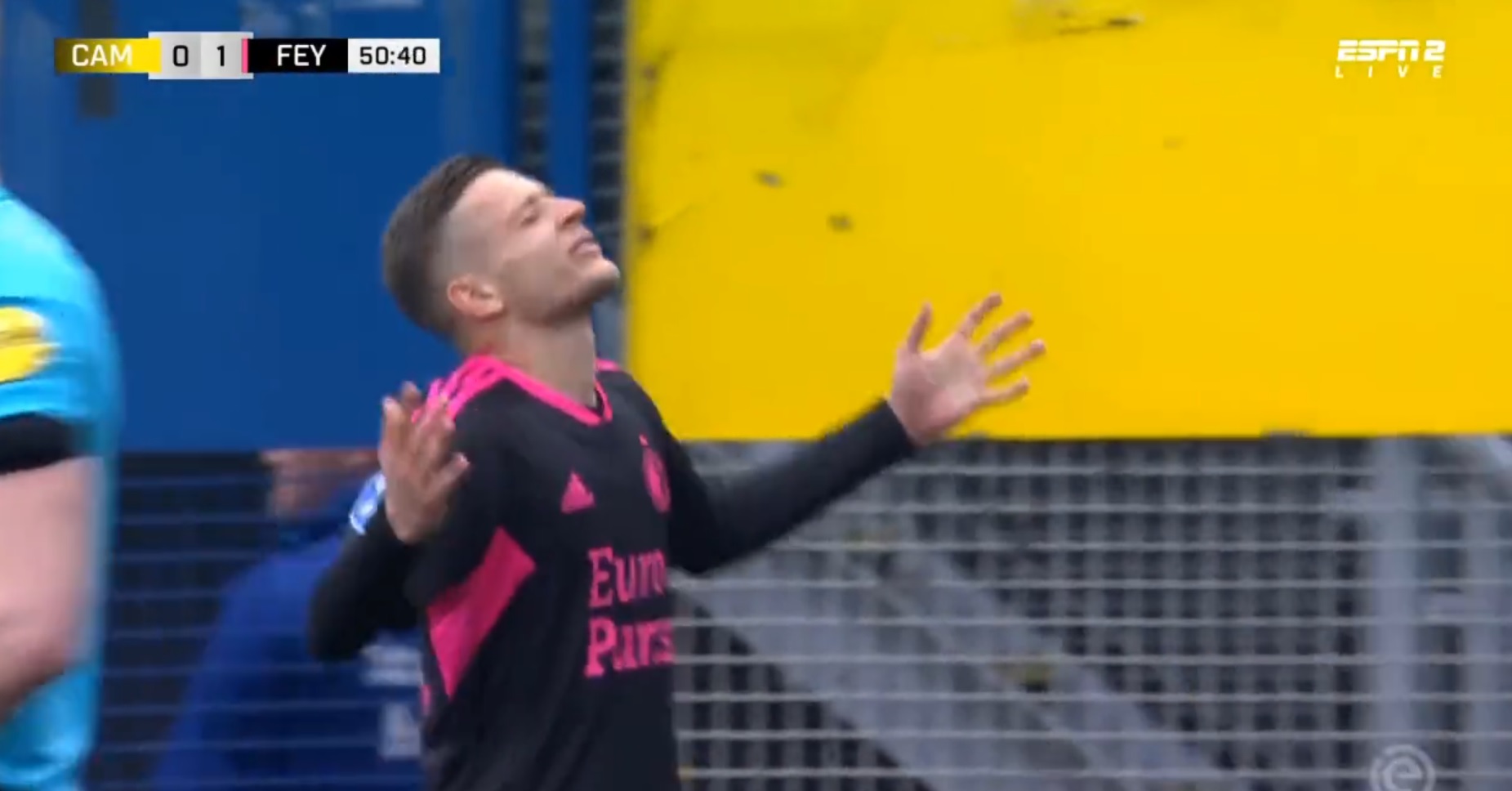 Piękna bramka Sebastiana Szymańskiego w Eredivisie! Idealne zachowanie Polaka w polu karnym rywali [WIDEO]