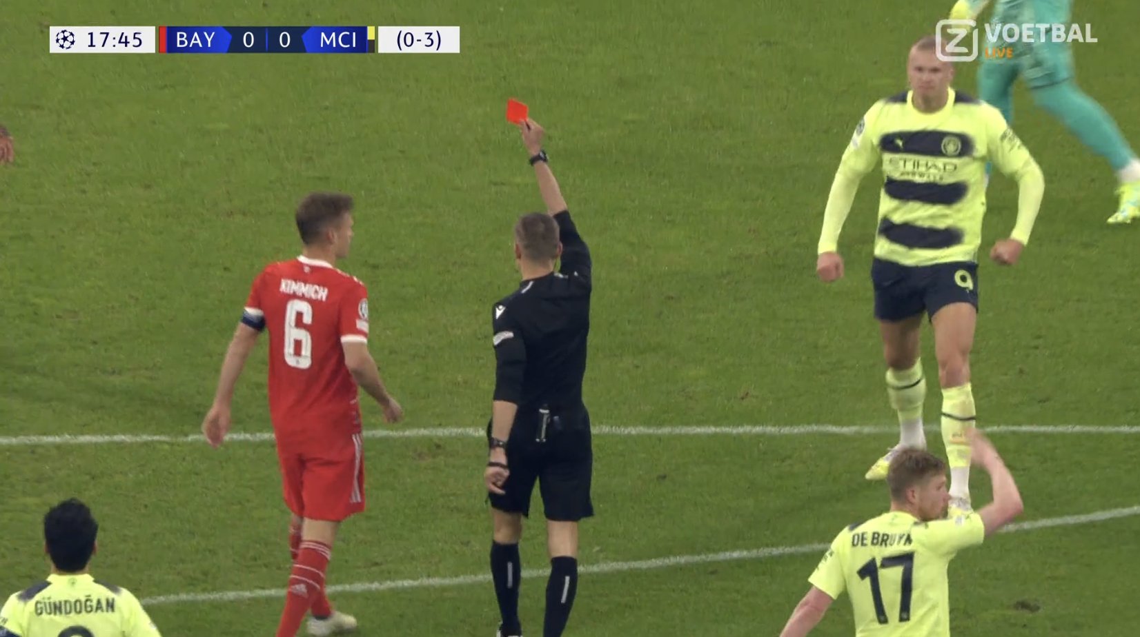 Wielkie zamieszanie w meczu Bayernu! Sędzia wyrzucił obrońcę z boiska, ale nagle zmienił decyzję [WIDEO]