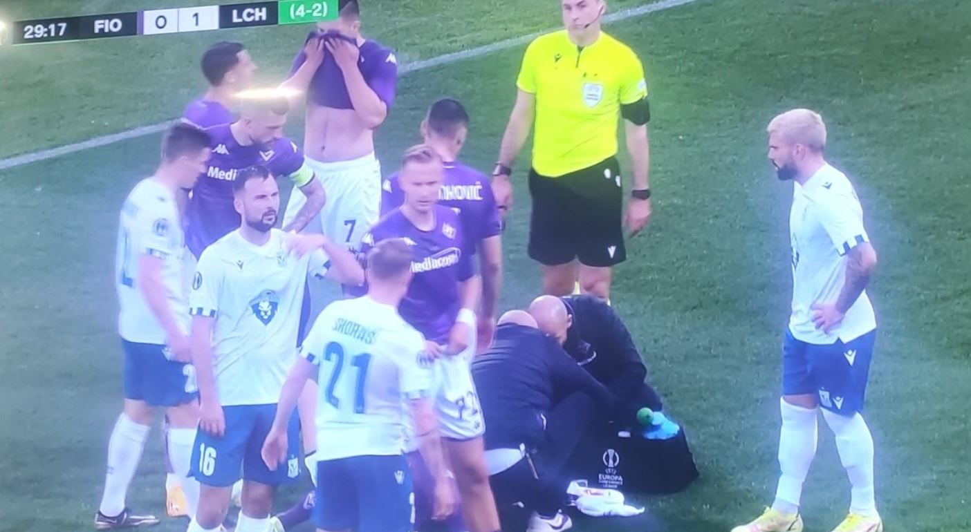 Ogromne szczęście Lecha Poznań w meczu z Fiorentiną! "Staranował gościa, rozbił mu łeb i nie ma karnego"