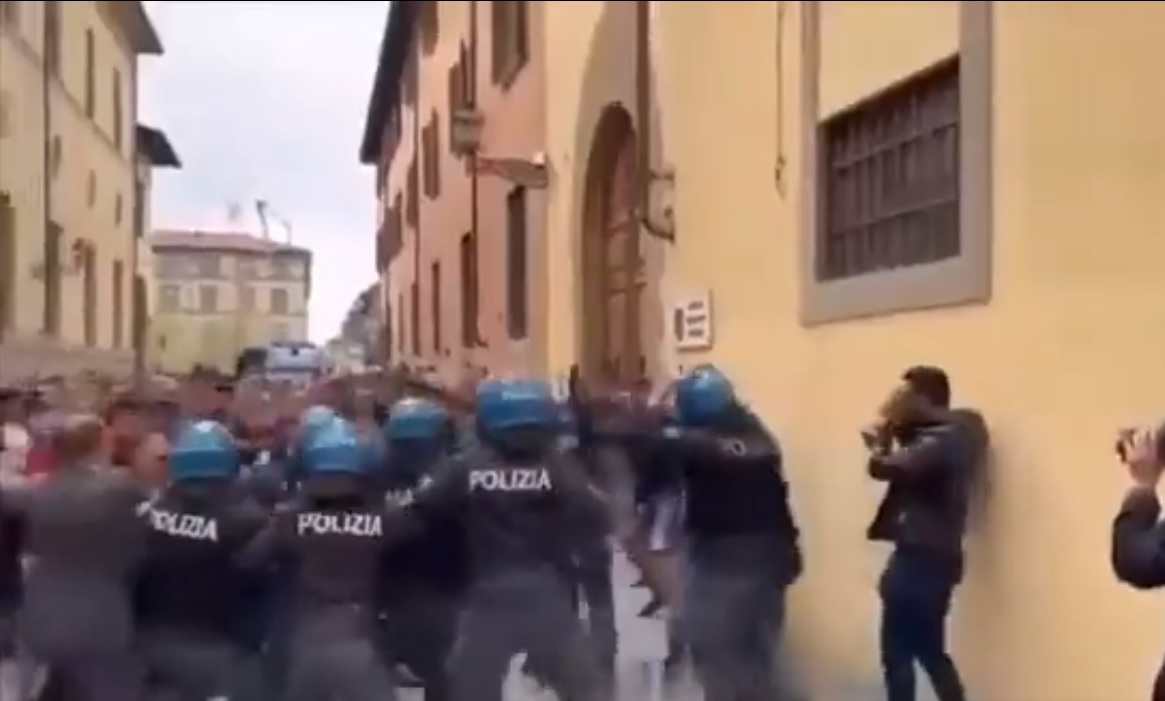 Kibice Lecha spięli się z policją. Funkcjonariusze użyli pałek [WIDEO]