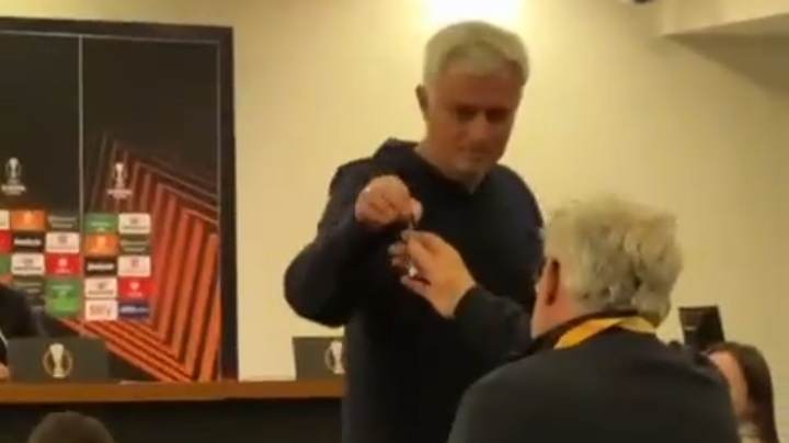 Jose Mourinho dał prezent dziennikarzowi. Niecodzienne sceny na konferencji prasowej [WIDEO]