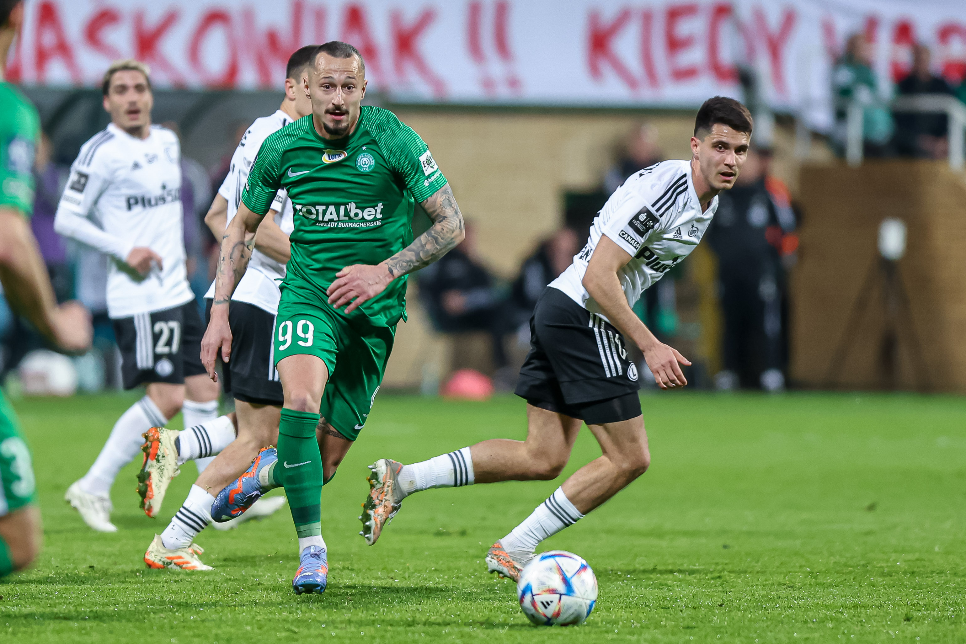 Legia Warszawa oddala się od mistrzostwa! Warta Poznań lepsza od stołecznych [WIDEO]