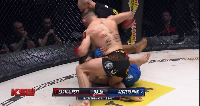 Brutalny nokaut w walce wieczoru KSW! Nowy mistrz załatwił sprawę w pierwszej rundzie [WIDEO]