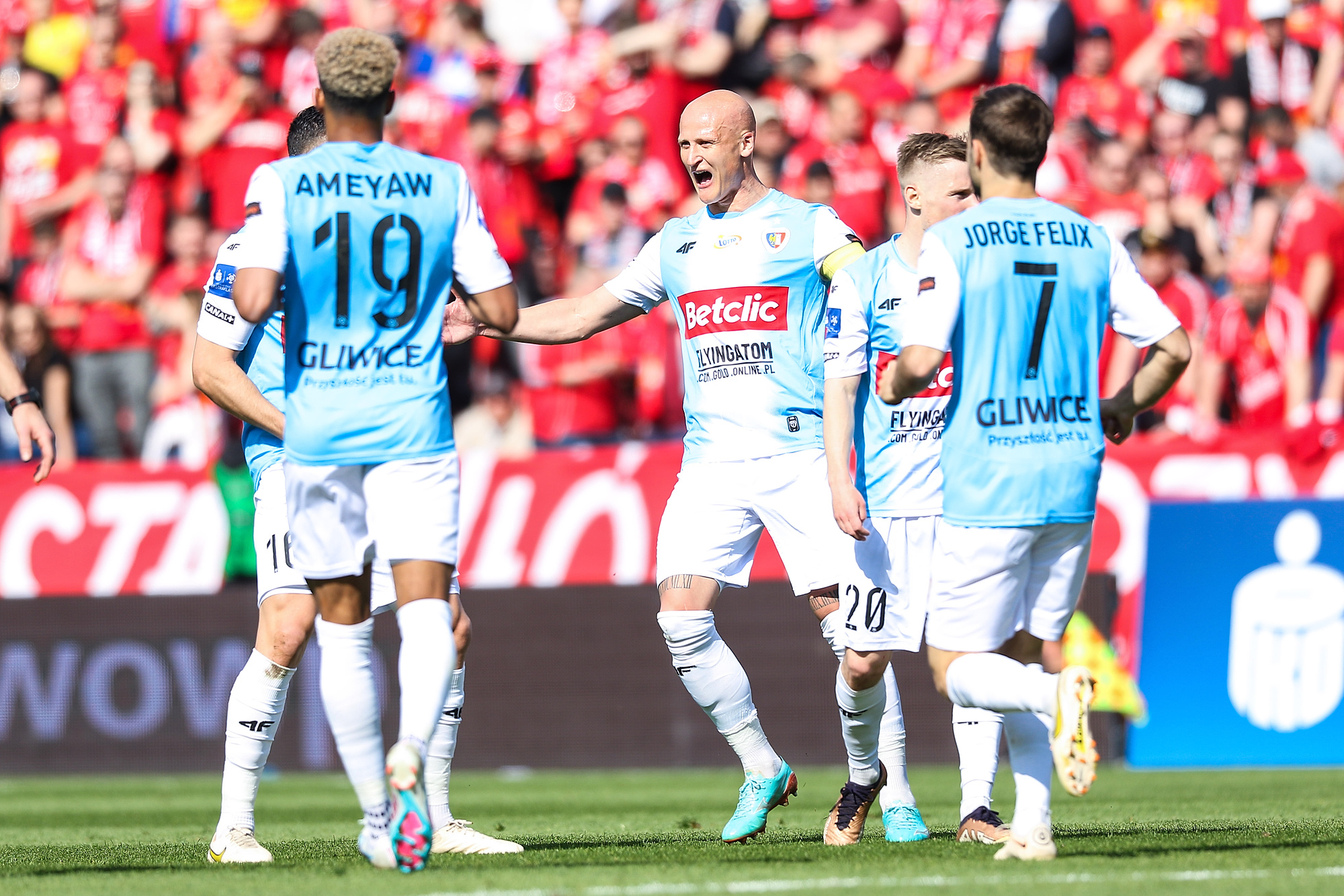 Ambitna pogoń nie wystarczyła Widzewowi. Pięć goli w Łodzi, Piast wciąż nie do zatrzymania [WIDEO]