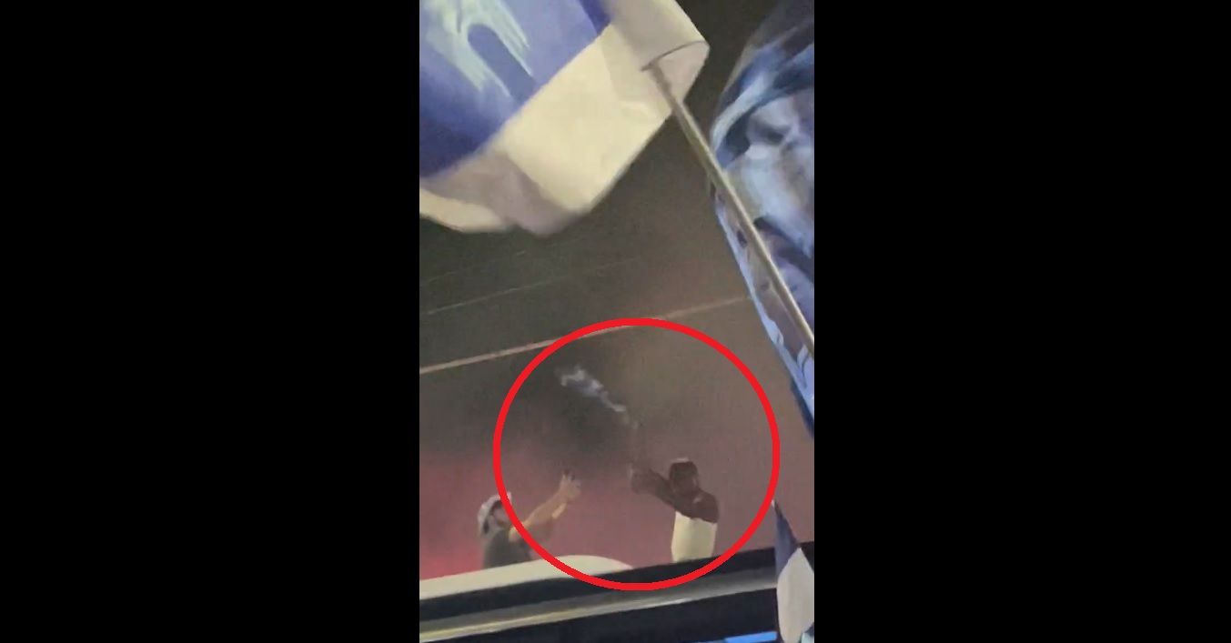 Szaleństwo w Neapolu. Już świętują mistrzostwo. Tłumy na lotnisku, Osimhen na dachu autokaru [WIDEO]