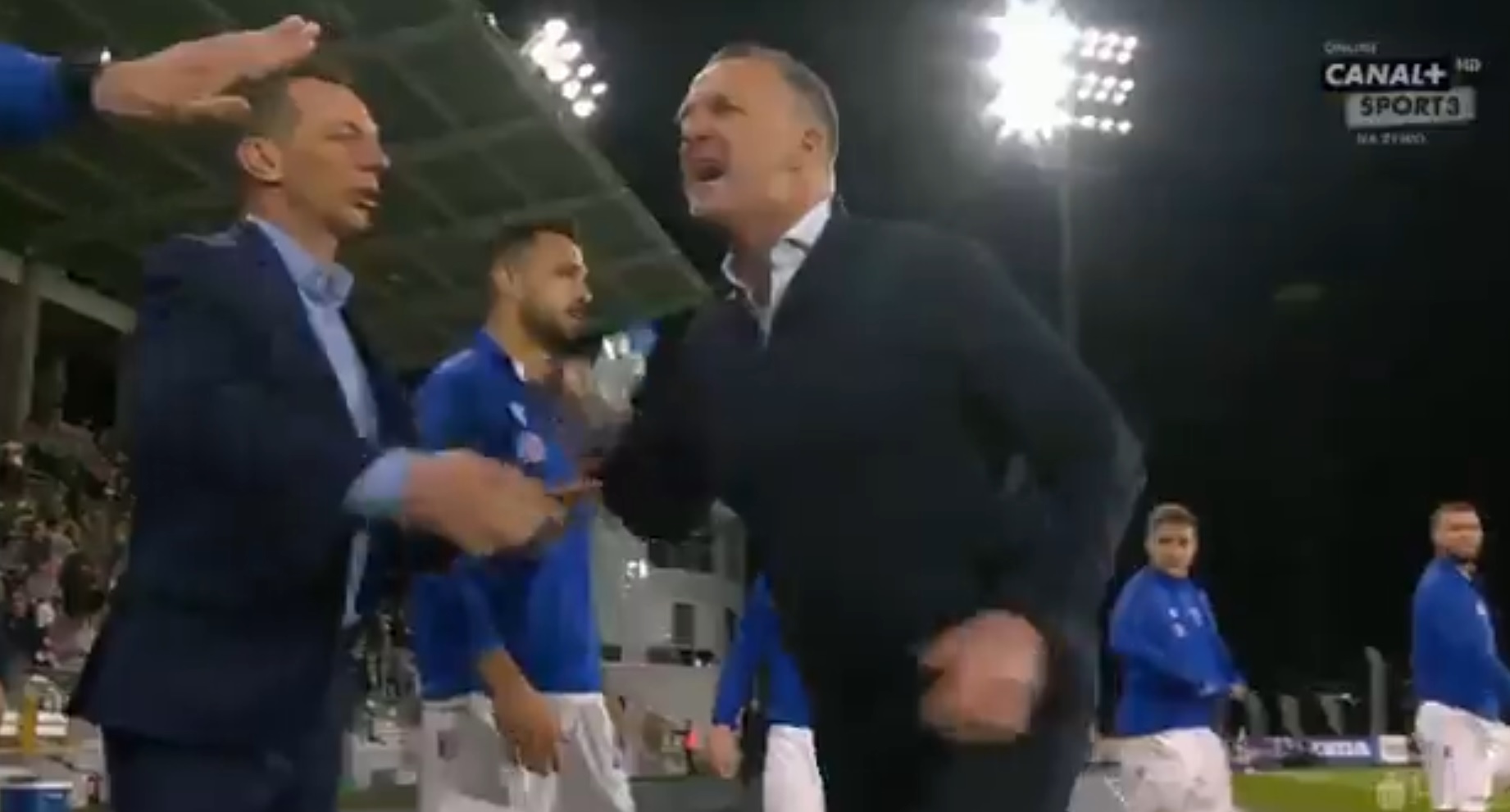 John van den Brom wściekł się po meczu Lecha! Ruszył w kierunku arbitra i wyleciał z czerwoną kartką [WIDEO]