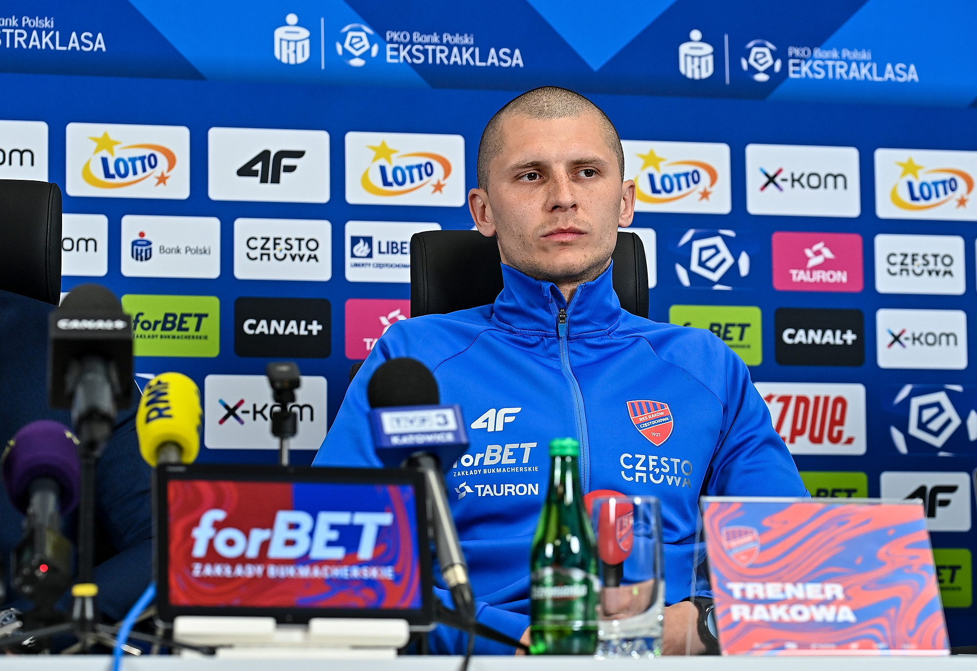 Trener Rakowa zripostował atak zagranicznego dziennikarza. Polacy zostali oskarżeni o udawanie na boisku