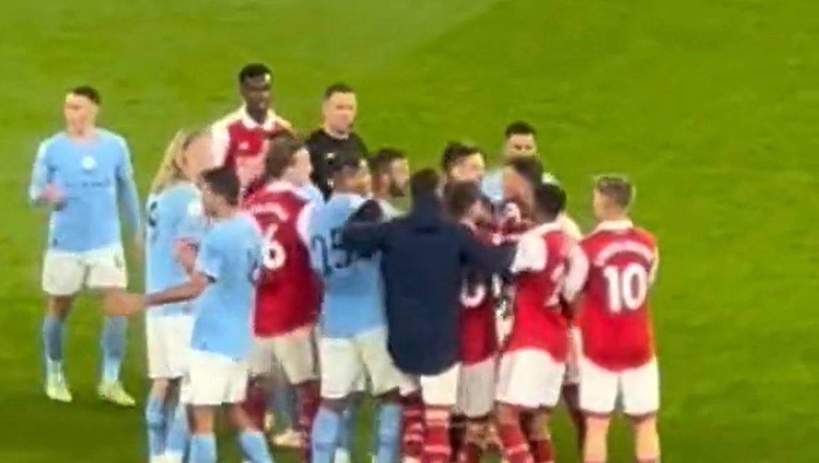Awantura po meczu City - Arsenal. Było naprawdę gorąco. Wielka szamotanina na boisku [WIDEO]