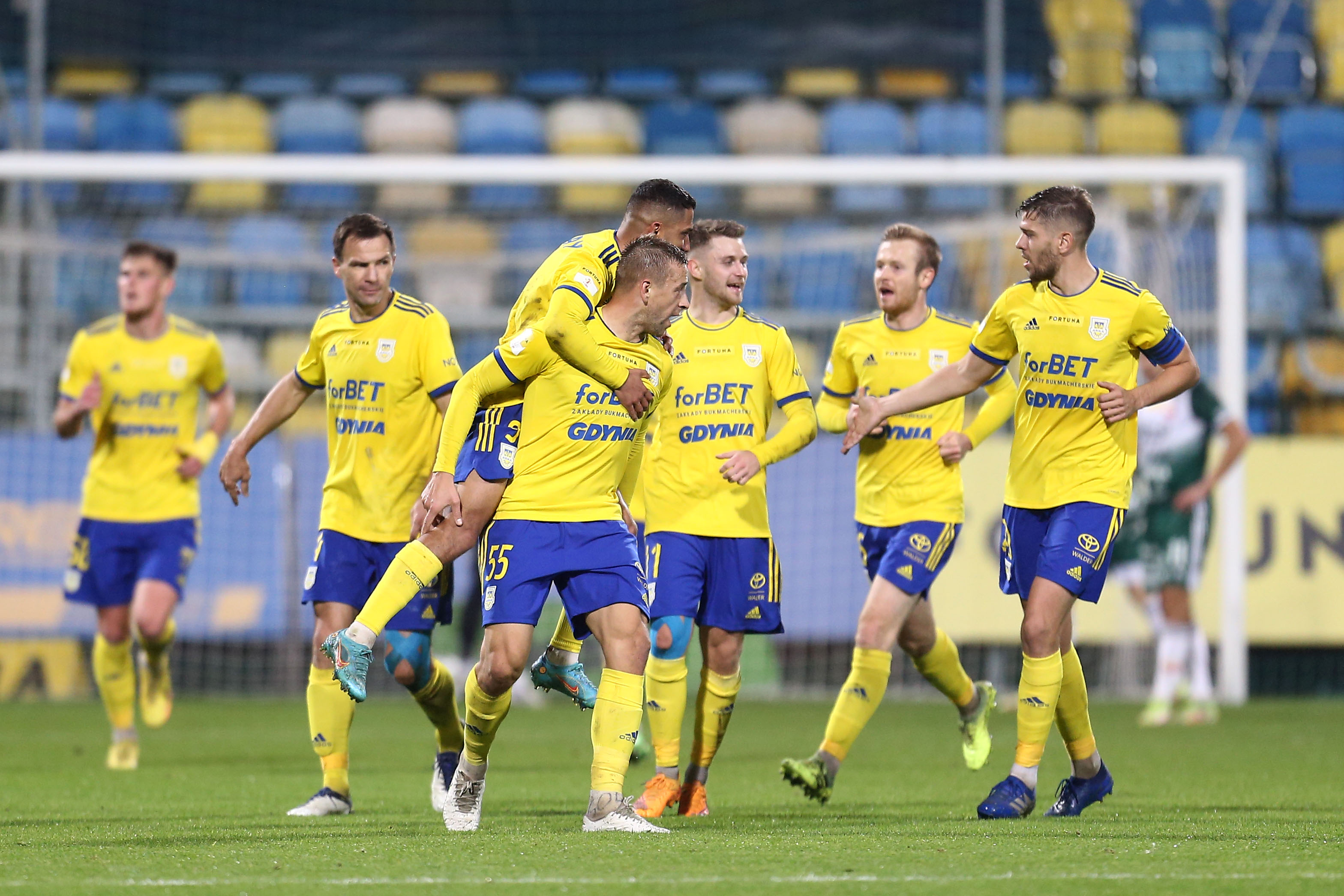 Miedź Legnica - Arka Gdynia gdzie oglądać? Transmisja online i stream na żywo z Fortuna 1. Ligi (30.03.2024)
