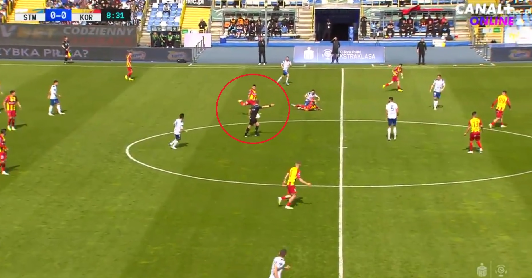 Gol sezonu w PKO Ekstraklasie? Piłkarz Korony Kielce trafił do siatki z własnej połowy! [WIDEO]