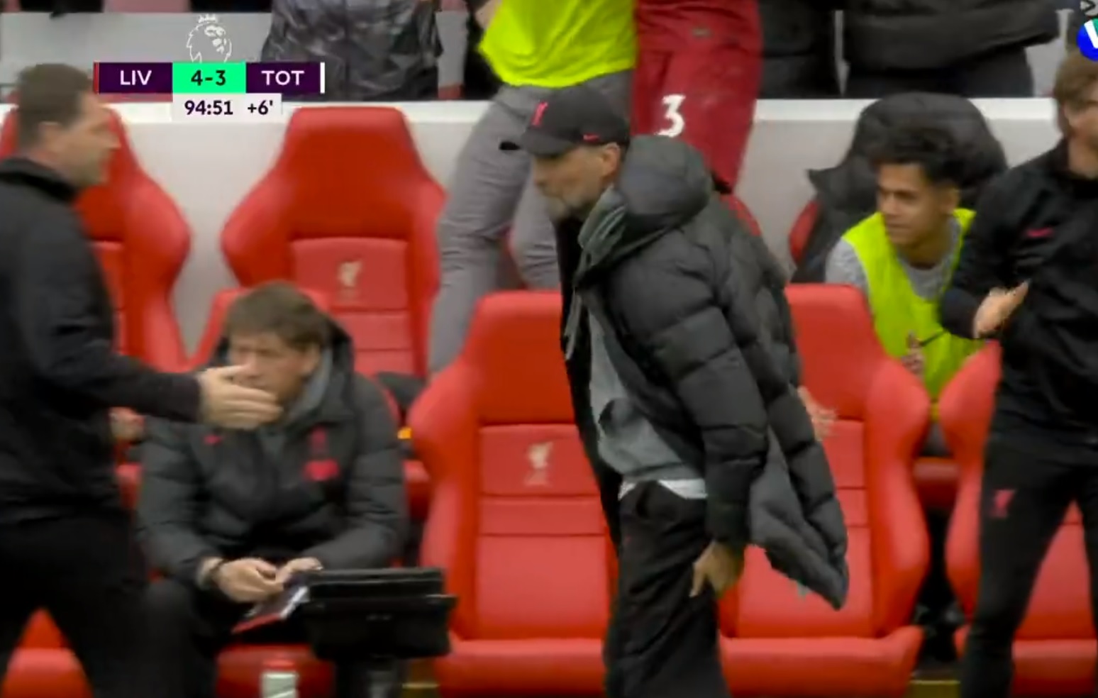Klopp tak się cieszył, że aż doznał kontuzji. Niecodzienne obrazki po golu na 4:3 dla Liverpoolu [WIDEO]