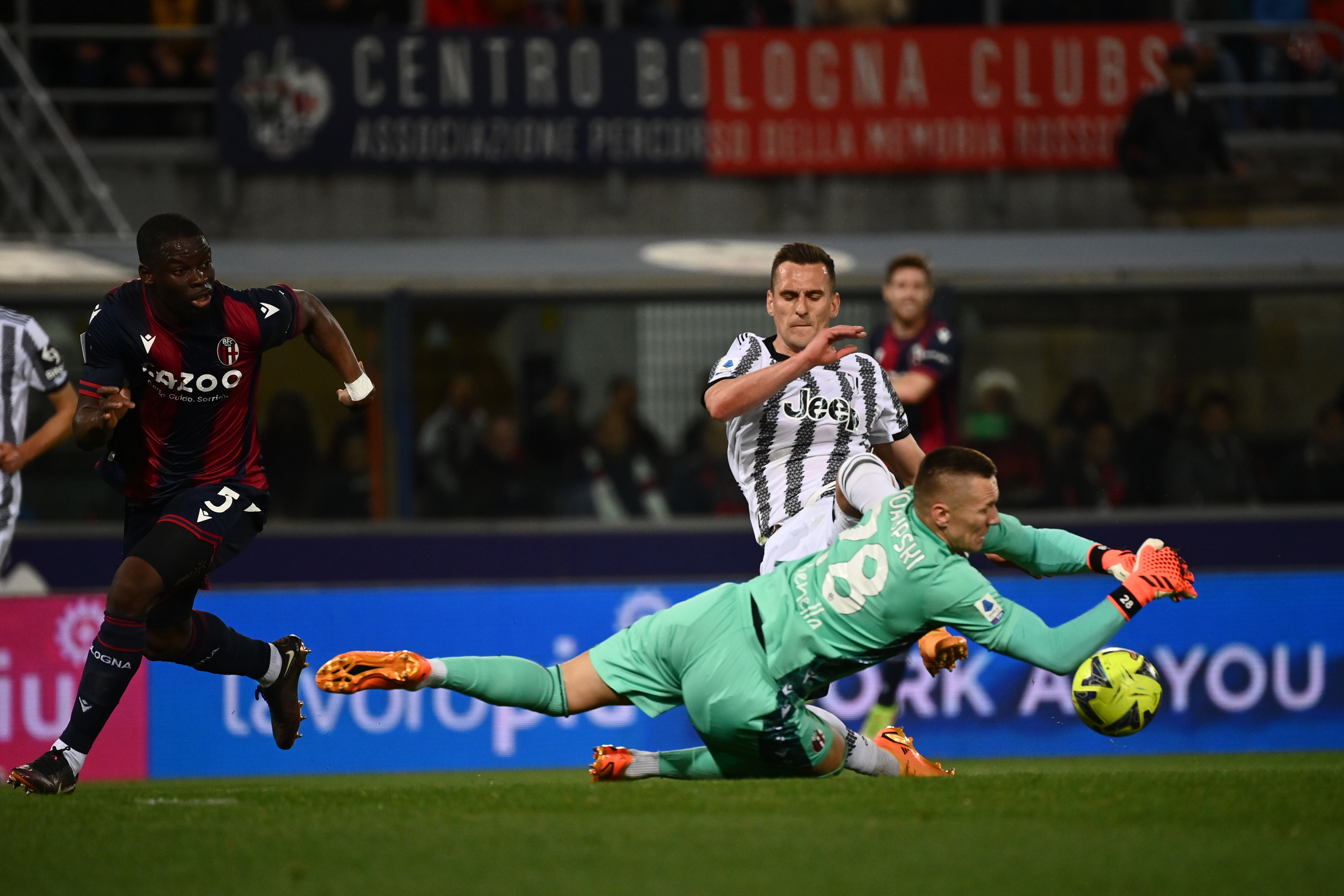 Nierówny sezon Polaków w Serie A. Jednego z nich mocno doceniono. "Uwielbiają go, kojarzy się z solidnością"