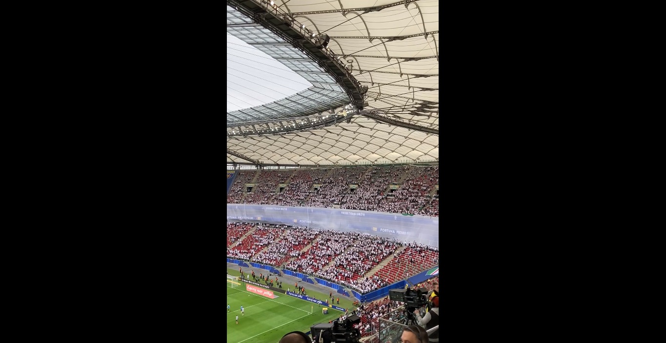 Kibice Legii weszli na Stadion Narodowy! Wielki przemarsz fanów ulicami Warszawy [WIDEO]