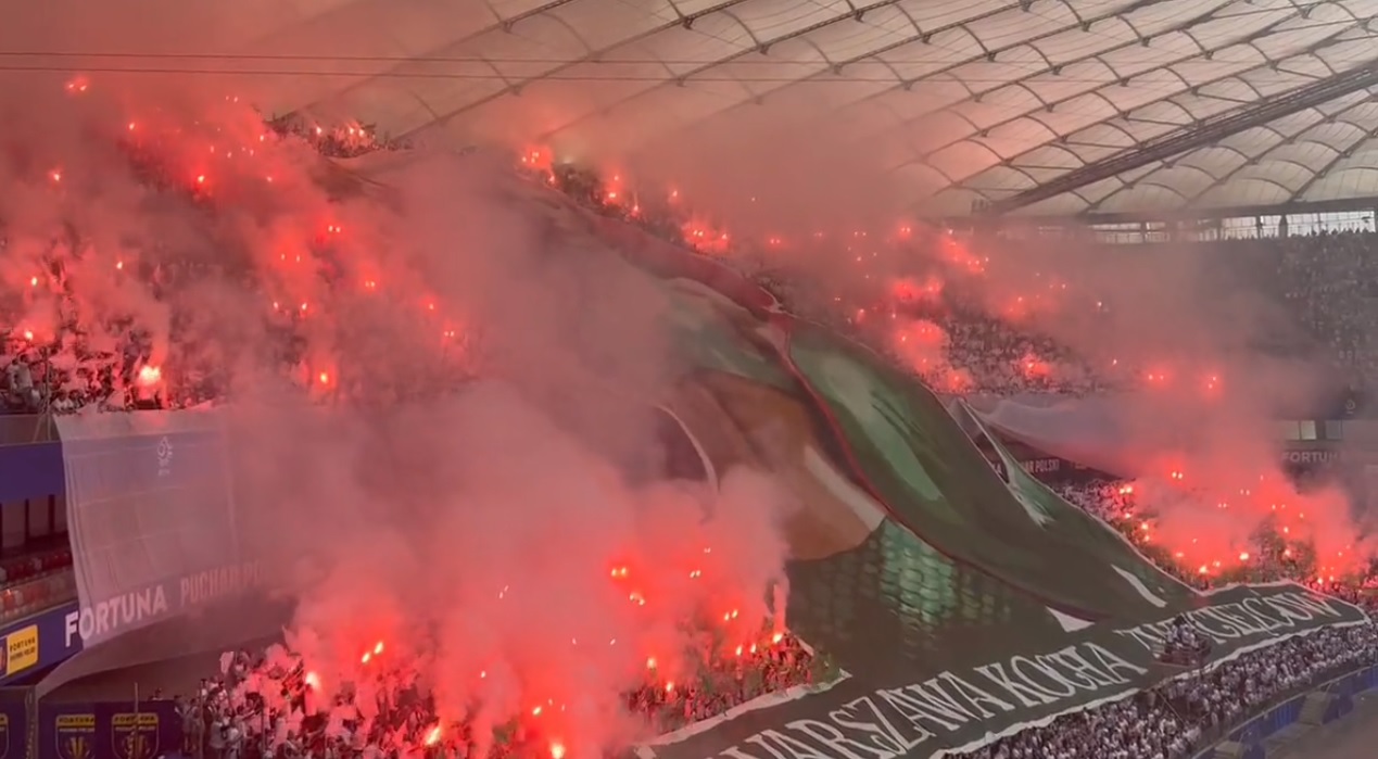 Efektowne oprawy na finale Pucharu Polski. Kibice Legii i Rakowa odpalili race [WIDEO]