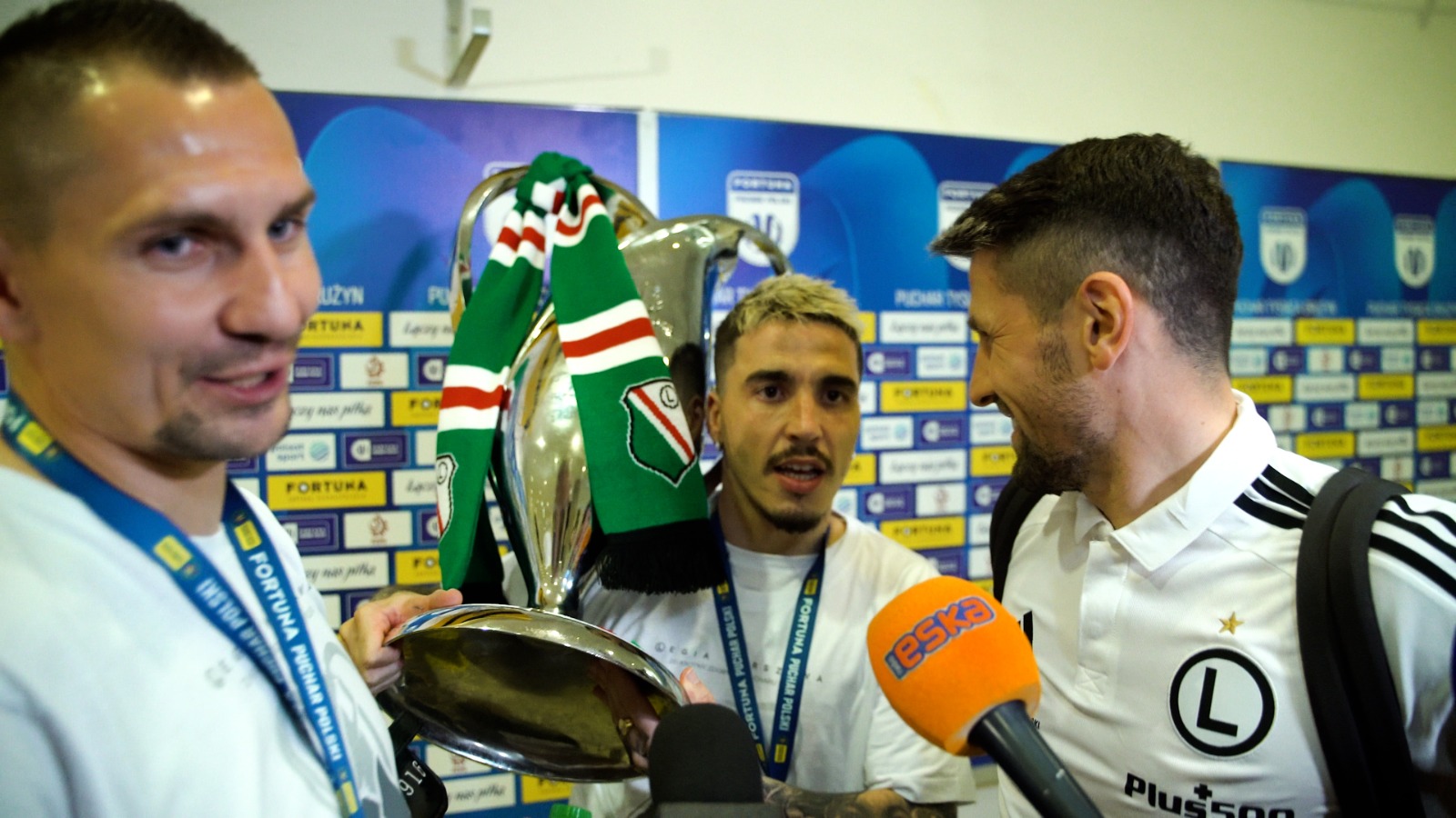 Wielka radość piłkarzy Legii po finale PP. Show Jędrzejczyka, Kapustki, Wszołka i Josue przed kamerami [WIDEO]