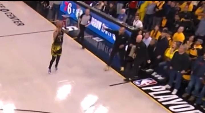 Kuriozalne zachowanie trenera Los Angeles Lakers. Próbował przeszkodzić rzucającemu rywalowi [WIDEO]