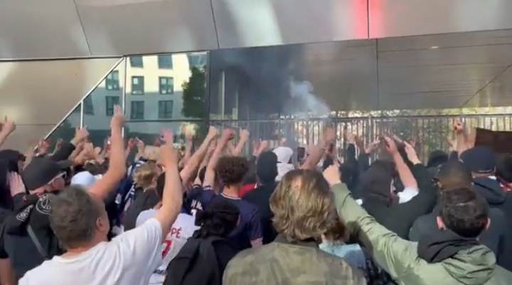 "Messi sku***syn, Neymar, odejdź". Kibice PSG protestują pod klubem [WIDEO]