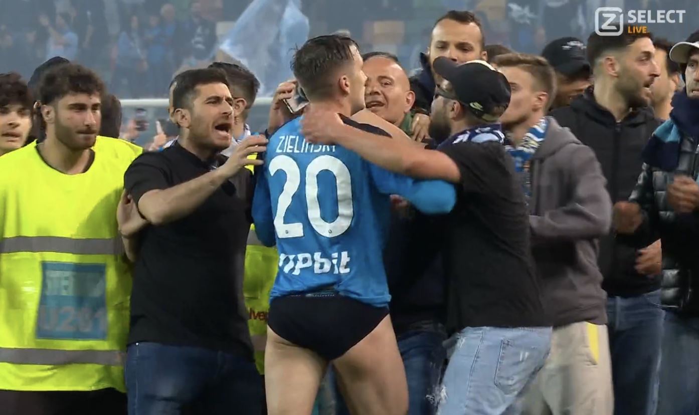 Szaleństwo w Udine po mistrzostwie dla Napoli. Kibice chcieli zmusić Zielińskiego do oddania koszulki [WIDEO]