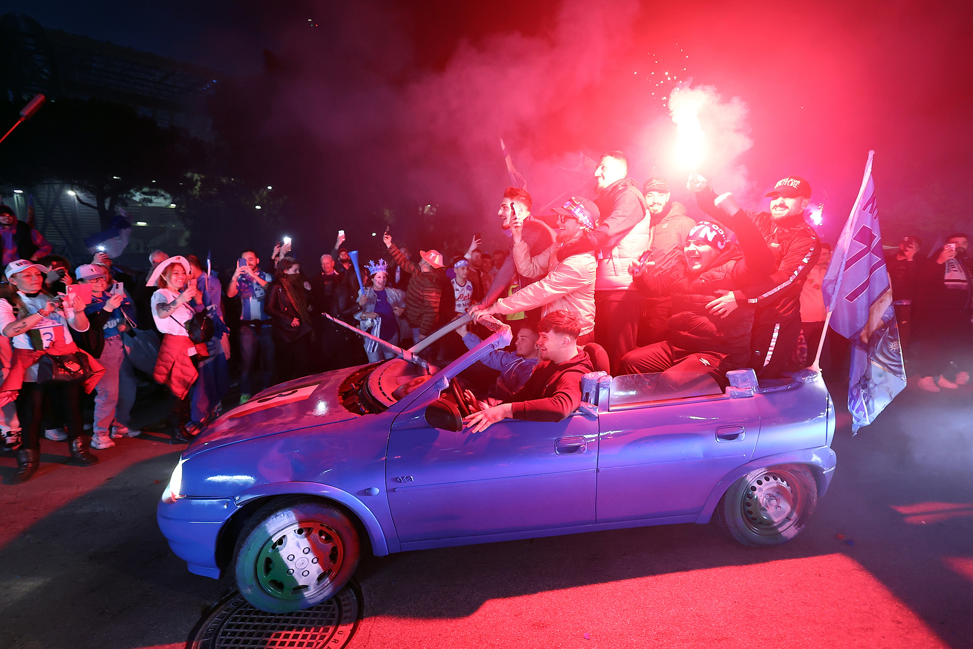 Mroczne żniwo fety w Neapolu. Jedna osoba nie żyje, kilka jest poważnie rannych