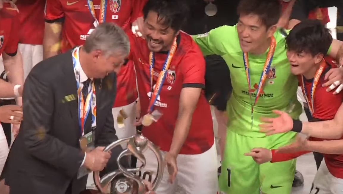 Piękny gest piłkarzy Urawa Red Diamonds wobec Macieja Skorży. Tak docenili polskiego trenera [WIDEO]