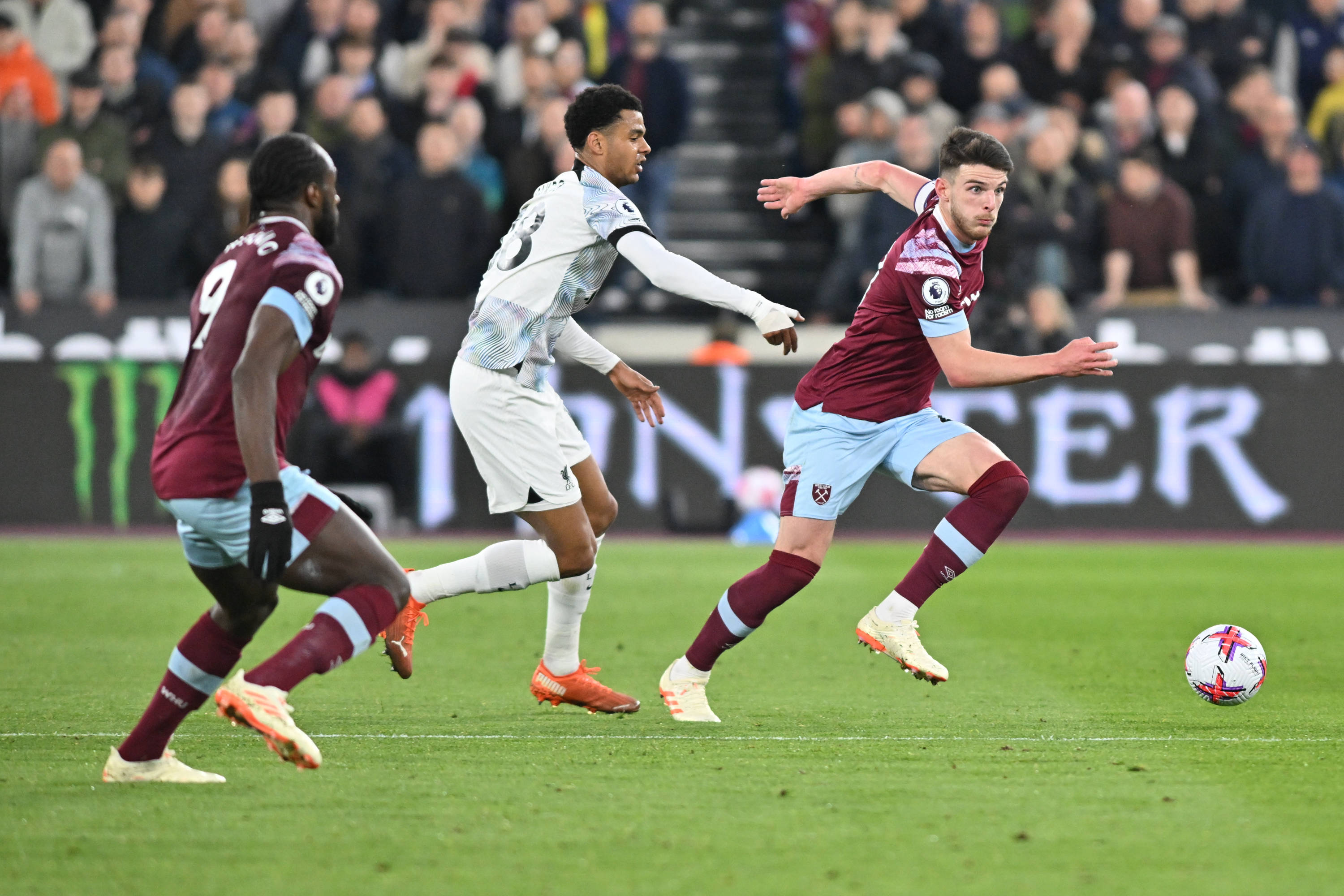 Pomocnik z Premier League wyceniony na 100 mln funtów. Giganci będą musieli rozbić bank