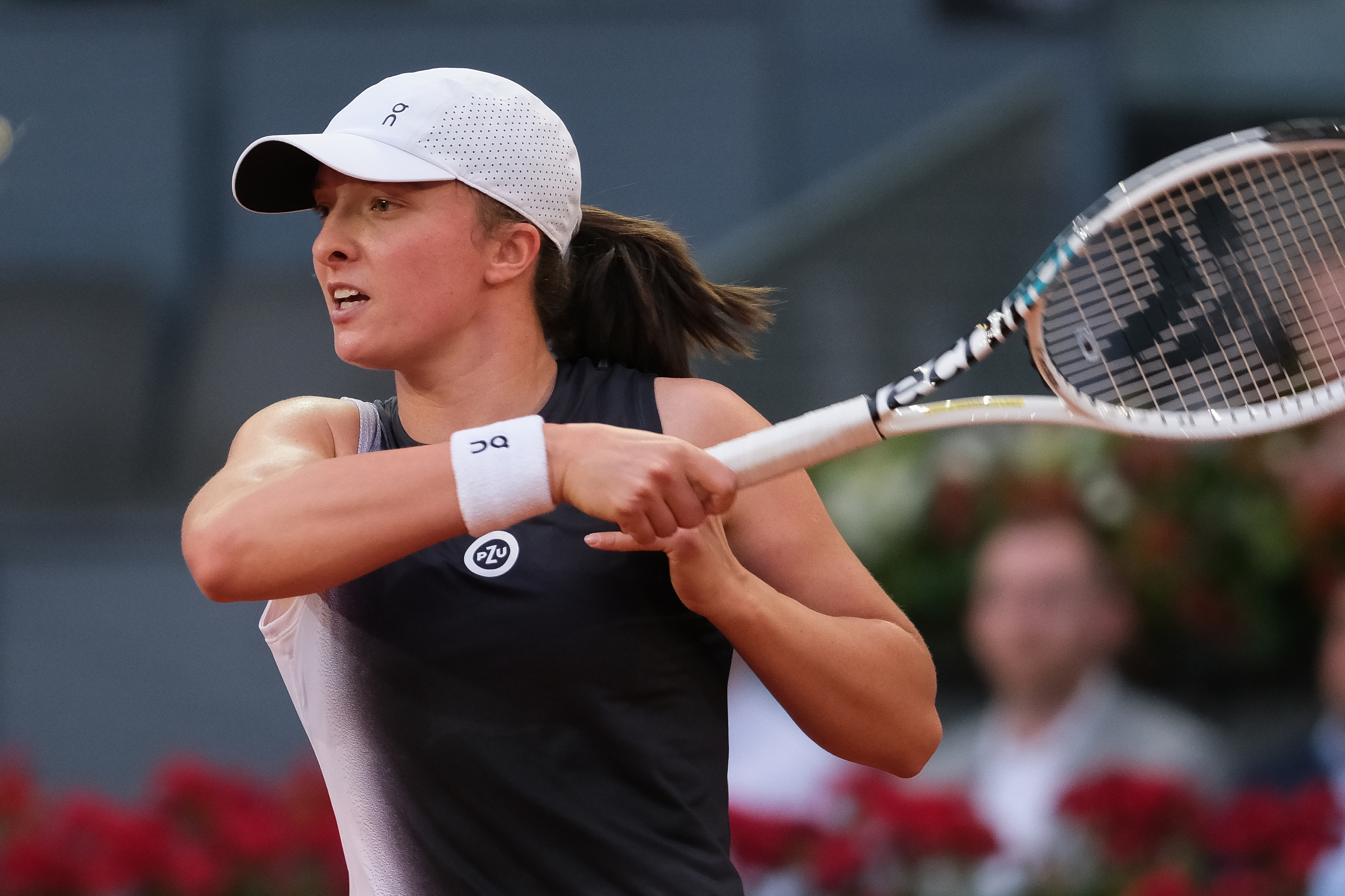 Pewna wygrana Igi Świątek na start Wimbledonu. Deszcz utrudnił jej zadanie, ale nie wytrącił z rytmu [WIDEO]