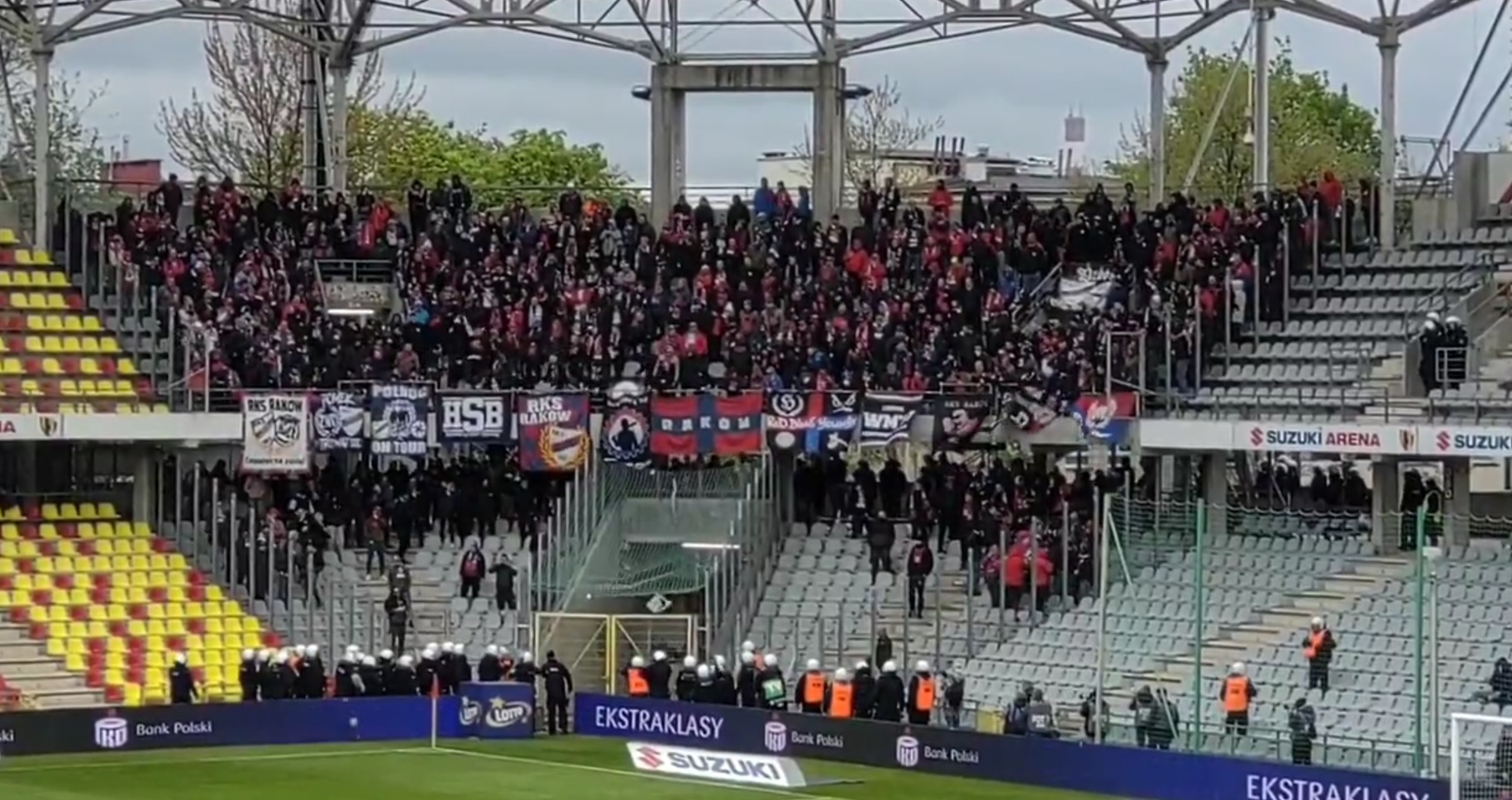 Kibice Rakowa stracili flagę i demolowali stadion Korony. Blisko starcia fanów, w akcji była policja [WIDEO]