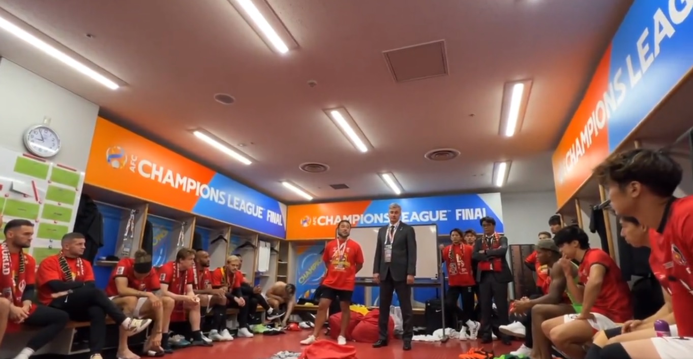 "To zaszczyt być trenerem takich piłkarzy". Tak Skorża przemówił w szatni po finale LM [WIDEO]
