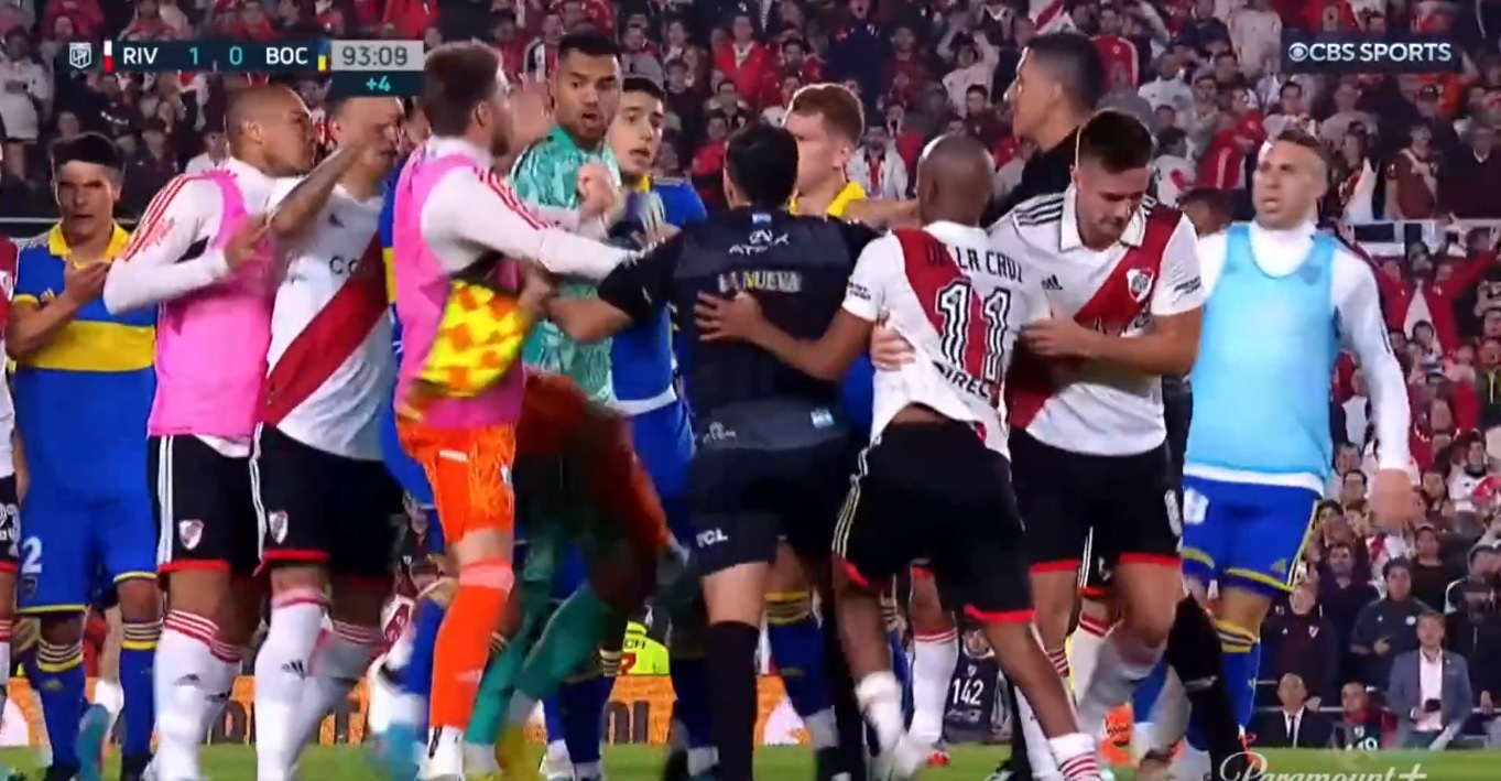 Wielka awantura między piłkarzami River Plate i Boca Juniors! Sędzia pokazał sześć czerwonych kartek [WIDEO]
