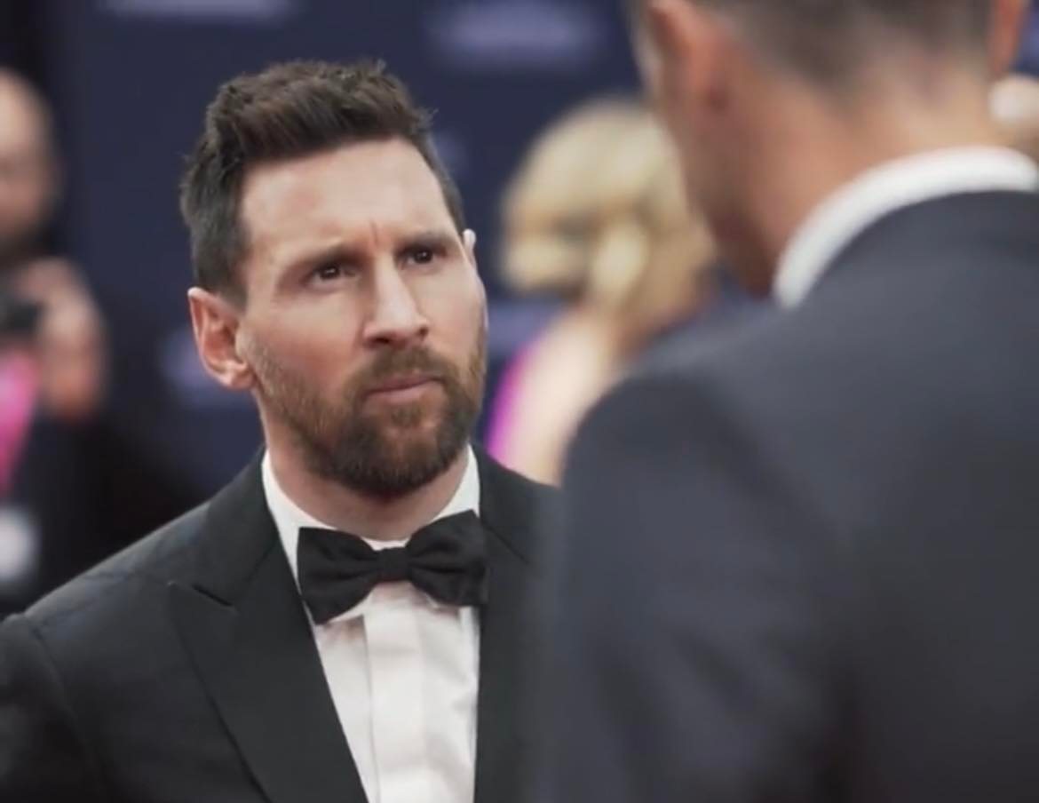 Wiadomo, o czym rozmawiali Messi i Lewandowski. "Oni są zakochani w tym mieście" [WIDEO]