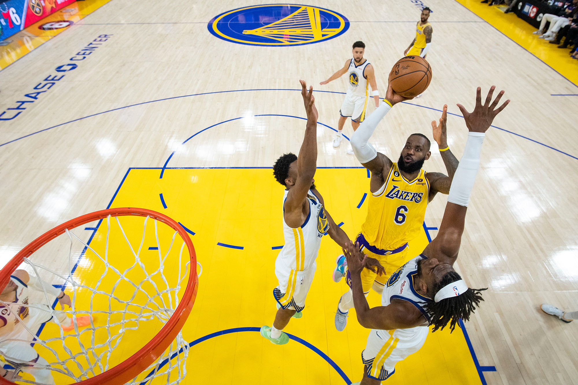 Mistrzowie NBA nie obronią tytułu. Los Angeles Lakers zdeklasowali Golden State Warriors [WIDEO]