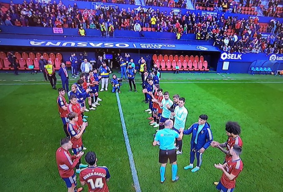 Zaskakujące sceny w La Liga. Piłkarze zrobili szpaler dla Matheu Lahoza [WIDEO]