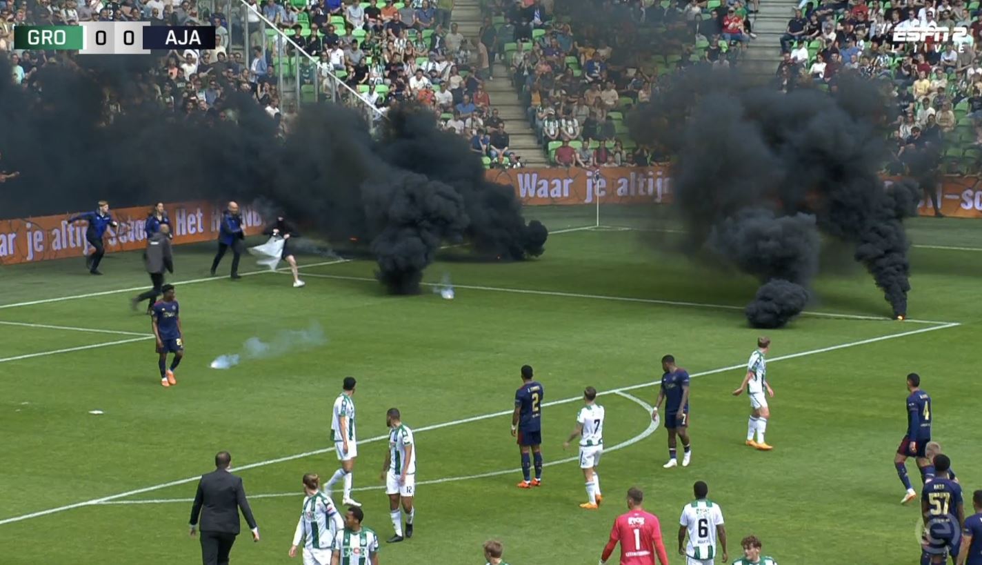 Skandal w Eredivisie! Kibole nie pozwolili na rozegranie meczu, rzucali race na murawę [WIDEO, AKTUALIZACJA]
