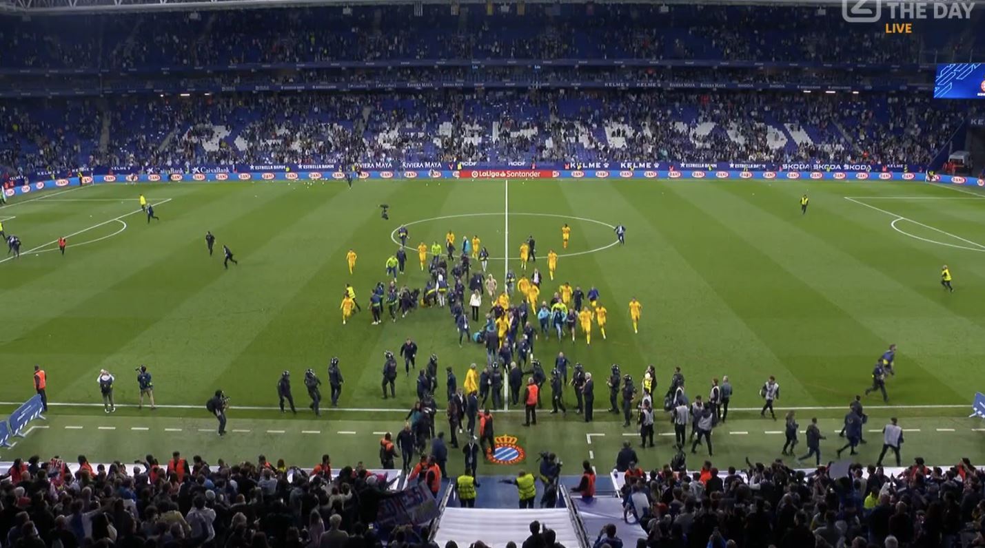 Skandaliczne zachowanie kiboli Espanyolu! Wtargnęli na murawę i przegonili piłkarzy FC Barcelony [WIDEO]