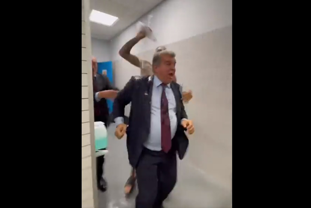 Joan Laporta wparował do szatni FC Barcelony. Szaleństwo prezydenta nowych mistrzów Hiszpanii [WIDEO]