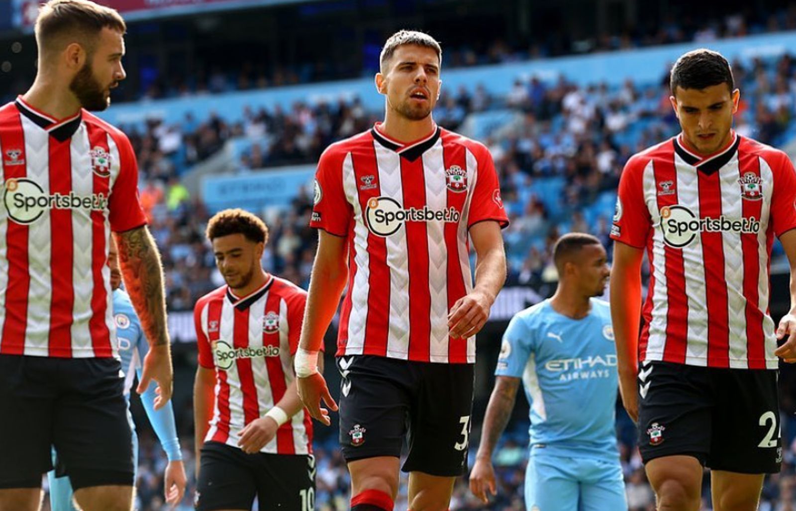 Koledzy odchodzą, Jan Bednarek zostaje. Kurczy się kadra spadkowicza Premier League