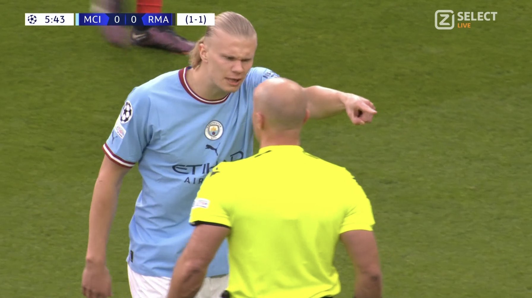 "Dziwny koleś". Marciniakowi już oberwało się od kibiców Manchesteru City. Wystarczyło sześć minut [WIDEO]