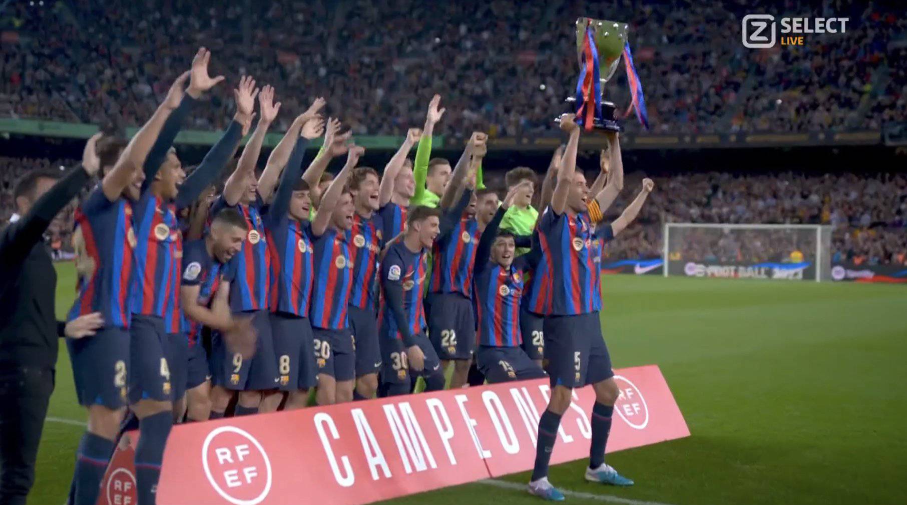 Tak Lewandowski i spółka świętowali mistrzostwo. Wielka feta na stadionie FC Barcelony [WIDEO]