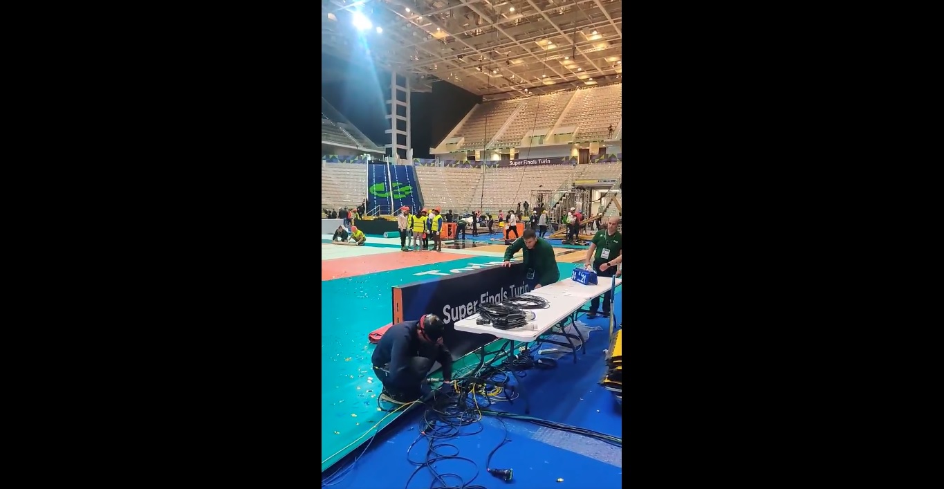 Żenujące sceny po finale siatkarskiej LM. Siatkarze ZAKSY przepędzeni z parkietu przez robotników [WIDEO]